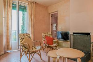 uma sala de estar com cadeiras, uma mesa e uma televisão em Rectoría de Castellar em La Vall de Bianya