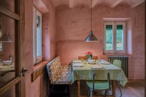 uma sala de jantar com mesa e cadeiras em Rectoría de Castellar em La Vall de Bianya