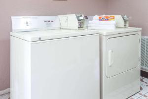 een witte wasmachine en droger in de kamer bij Days Inn by Wyndham Sarasota I-75 in Sarasota