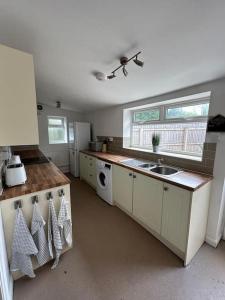 - une cuisine avec un évier et un comptoir dans l'établissement Whole House… It is what it is, à Bristol