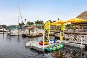 ein Dock mit zwei Segelbooten auf dem Wasser in der Unterkunft Ramada by Wyndham Sarasota Waterfront in Sarasota