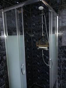 a shower with a glass door and a basket in a bathroom at Studio Slijterij Zandvoort in Zandvoort
