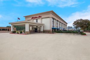 a building with a parking lot in front of it at Hampton Inn Marshall in Marshall