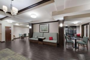 Posezení v ubytování Hampton Inn Marshall