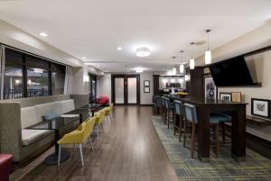 TV a/nebo společenská místnost v ubytování Hampton Inn Marshall