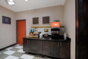 Kuchyň nebo kuchyňský kout v ubytování Hampton Inn Marshall