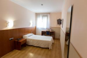 a hotel room with a bed and a desk at Andamur San Román in San Román