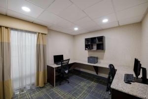TV a/nebo společenská místnost v ubytování Hampton Inn Marshall