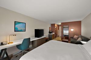 ein Hotelzimmer mit einem Bett und einem Schreibtisch in der Unterkunft Hilton Garden Inn Omaha East/Council Bluffs in Council Bluffs