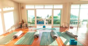 um quarto com vários tapetes de ioga no chão em Blue Chitta Yoga & Freediving em Ko Tao