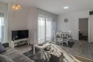 TV i/ili multimedijalni sistem u objektu Apartman Diva 5 Divčibare