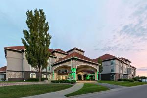 a building with a tree in front of it at La Quinta by Wyndham Olathe in Olathe