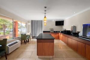 cocina grande con encimera y TV en Days Inn by Wyndham Florence Near Civic Center, en Florence