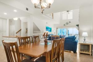 - une salle à manger et un salon avec une table et des chaises dans l'établissement Portside Villas unit 17 - Beach Life, à Pensacola Beach