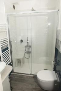 Un baño con ducha, inodoro y lavabo. en Villa Serena, en Vico Equense