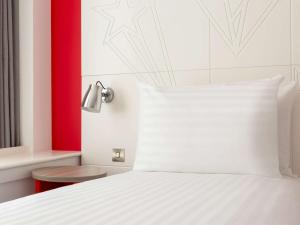 Postel nebo postele na pokoji v ubytování ibis Styles Glasgow Central