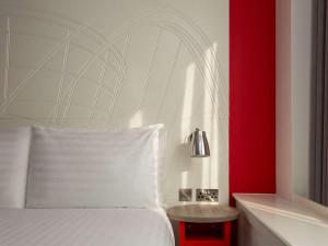 Postel nebo postele na pokoji v ubytování ibis Styles Glasgow Central
