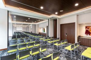 une salle de conférence avec des chaises et un podium dans l'établissement Hyatt Place Bogota Convention Center, à Bogotá