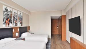 Postel nebo postele na pokoji v ubytování Hyatt Centric Janakpuri New Delhi