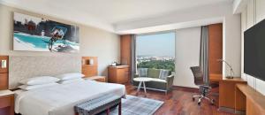 Postel nebo postele na pokoji v ubytování Hyatt Centric Janakpuri New Delhi