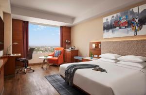 Postel nebo postele na pokoji v ubytování Hyatt Centric Janakpuri New Delhi