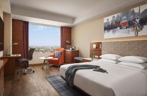 Postel nebo postele na pokoji v ubytování Hyatt Centric Janakpuri New Delhi