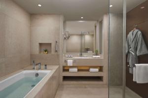 Koupelna v ubytování Hyatt Centric Janakpuri New Delhi