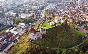 Nespecifikovaný výhled na destinaci Doboj nebo výhled na město při pohledu z penzionu