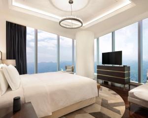 sypialnia z dużym łóżkiem i telewizorem w obiekcie The Lixury Hotel, in The Unbound Collection by Hyatt w mieście Chongqing