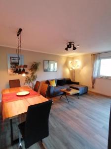 uma sala de estar com um sofá e uma mesa em Haus Sonnenkur em Heusweiler