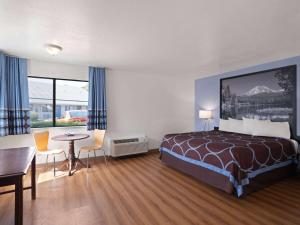 Ένα ή περισσότερα κρεβάτια σε δωμάτιο στο Super 8 by Wyndham Dunnigan +28 φωτογραφίες
