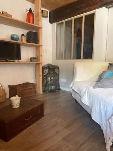 1 dormitorio con 1 cama y suelo de madera en Appartement 5 personnes-1 chambre- Longefoy-Montalbert - La plagne, en Aime La Plagne