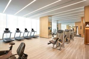 廣州的住宿－广州增城凯悦酒店，健身房设有一排跑步机和有氧运动器材