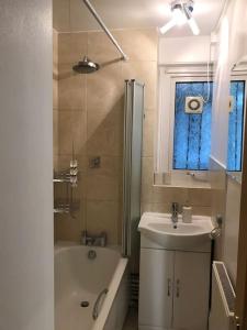 Ванна кімната в Entire flat, comfortable 2 double bedrooms