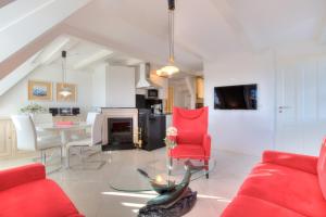 a living room with a red couch and a table at Abaluga 4A in Wenningstedt