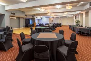 - une salle de banquet avec des tables et des chaises dans l'établissement Travelodge by Wyndham Amherst, à Amherst