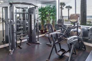 un gimnasio con varias cintas de correr y máquinas elípticas en Hilton Vacation Club The Cove on Ormond Beach en Ormond Beach