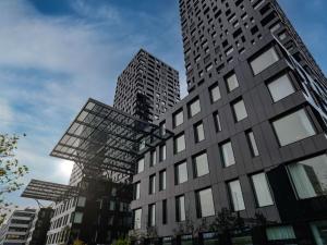 un palazzo alto in una città con edifici alti di Mercure Zürich City a Zurigo