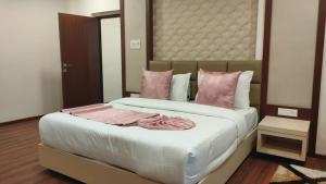 Rúm í herbergi á Hotel Swamiraj