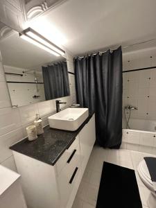 Koupelna v ubytování Cozy Faliro home + 14 fotografií