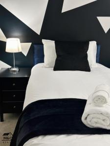 um quarto com uma cama com uma parede em preto e branco em Kettering/Stylish/ Perfect for Contractors em Kettering