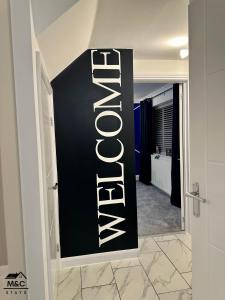 un cartello bianco e nero su un muro in un corridoio di Kettering/Stylish/ Perfect for Contractors a Kettering