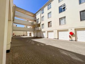 un gran edificio blanco con dos puertas de garaje en Beach Hive 1 en Swakopmund