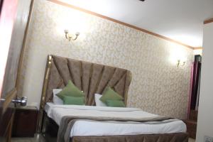 Postel nebo postele na pokoji v ubytování Awasthi Kozi Stays B&B - closest to VFS