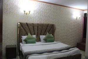 Postel nebo postele na pokoji v ubytování Awasthi Kozi Stays B&B - closest to VFS