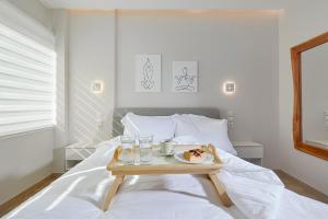 - un plateau/bouilloire sur un lit dans l'établissement Orfeas Suite, à Ioannina