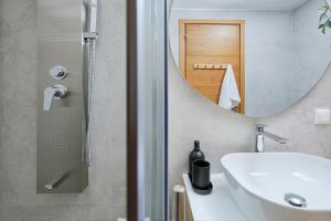 La salle de bains est pourvue d'un lavabo et d'un miroir. dans l'établissement Orfeas Suite, à Ioannina