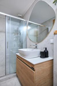 La salle de bains est pourvue d'un lavabo et d'une douche. dans l'établissement Orfeas Suite, à Ioannina