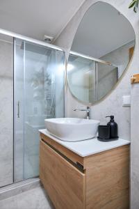 une salle de bain avec un lavabo et une douche dans l'établissement Orfeas Suite, à Ioannina