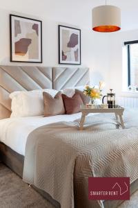 מיטה או מיטות בחדר ב-Wokingham - 2 Bedroom Ground Floor Flat